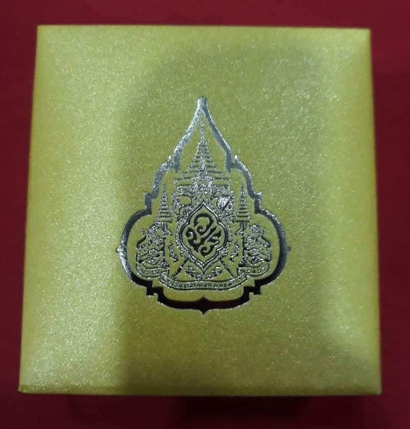 รายการ 94+ ภาพพื้นหลัง เข็มที่ระลึกตราสัญลักษณ์พระราชพิธีบรมราชาภิเษก ใหม่ที่สุด รายการ 94+ ภาพพื้นหลัง เข็มที่ระลึกตราสัญลักษณ์พระราชพิธีบรมราชาภิเษก ใหม่ที่สุด