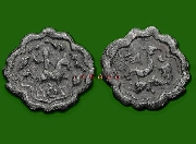 เหรียญสะพานราเมศร์ ด้านหน้าเป็นรูปนกโบราณจับเหยื่อ และ ด้านหลังเป็นคนธรรพ์ขี่ม้า
